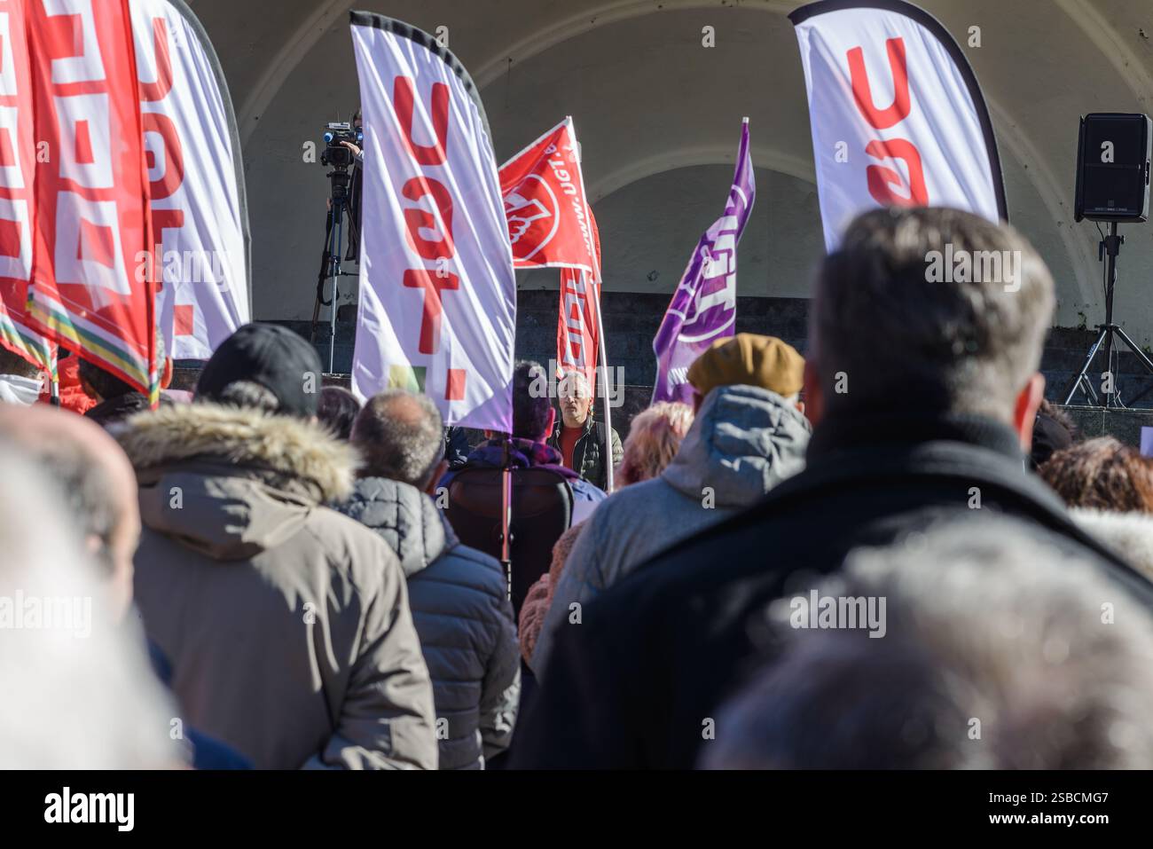 Logroño, la Rioja, Espagne 2 février 2025. Les mobilisations convoquées par UGT et CCOO représentent une réponse énergique à une situation sans précédent dans la politique sociale espagnole. Le rejet au Congrès des mesures de protection sociale, avec les votes de JUNTS, PP et VOX, a déclenché une vague d’indignation citoyenne. Les mesures rejetées comprenaient des aspects fondamentaux tels que la réévaluation des retraites, les aides aux transports publics et le soutien aux personnes touchées par des catastrophes naturelles. Crédit : MARIO Martija/Alamy Live News Banque D'Images