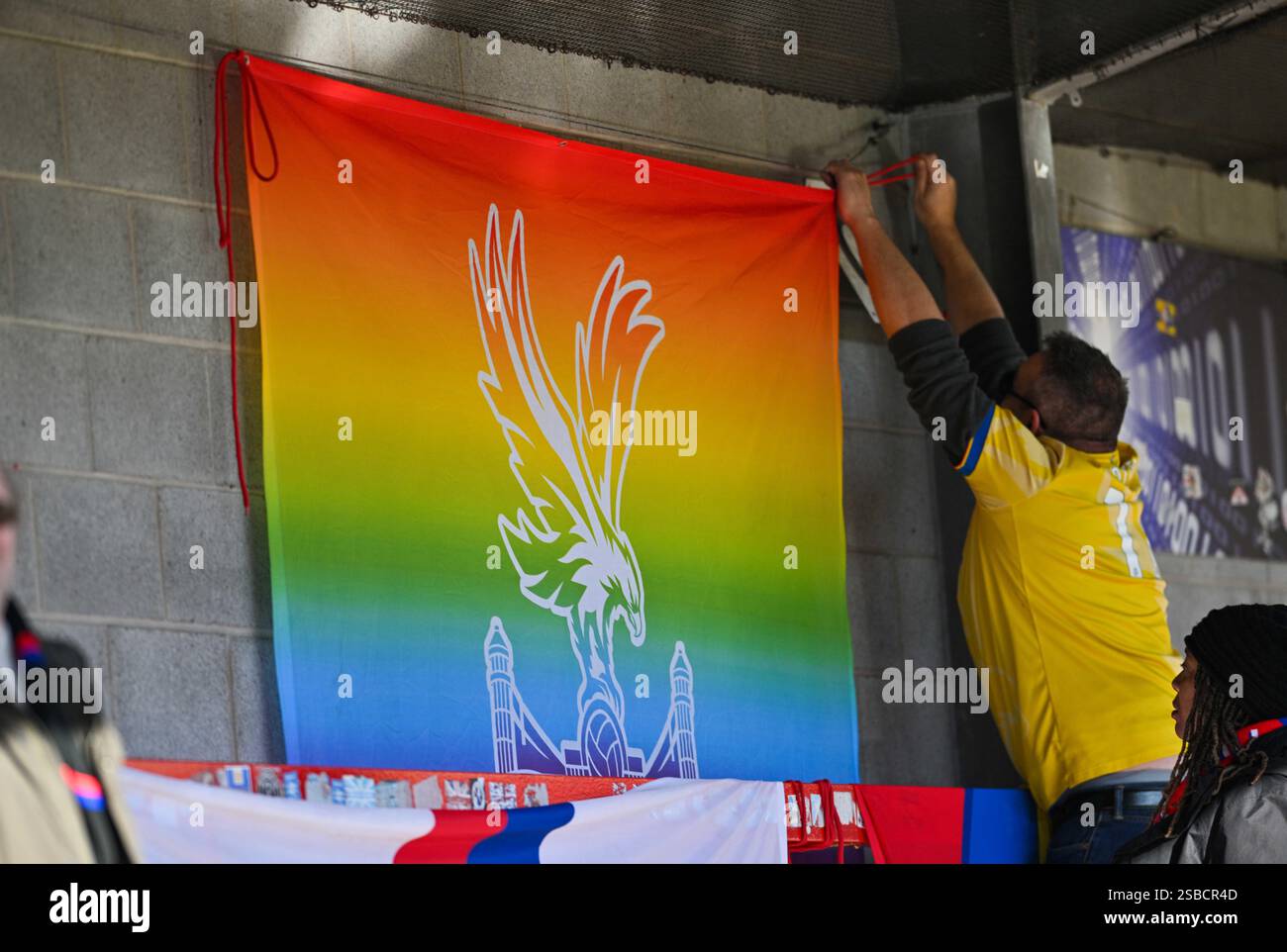 Crawley , Royaume-Uni 2 février 2025 - fans de Crystal Palace pendant le match de football féminin de Super League entre Brighton & Hove Albion et Crystal Palace au Broadfield Stadium , Crawley , Royaume-Uni : crédit Simon Dack /TPI/ Alamy Live News Banque D'Images