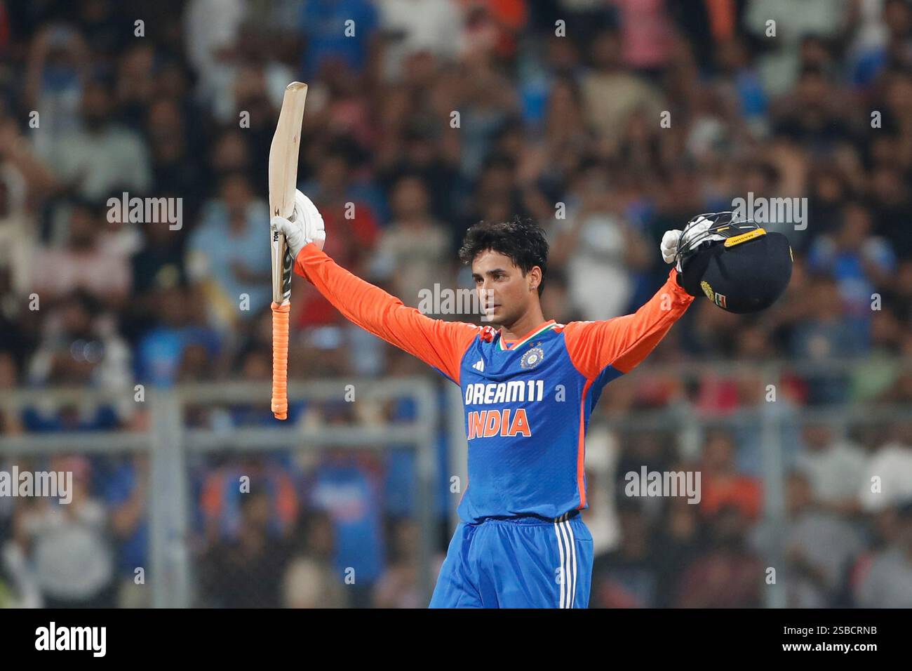 Mumbai, Inde. 02 février 2025. MUMBAI, INDE - 2 FÉVRIER : Abhishek Sharma de l'Inde célèbre après avoir marqué un siècle (100 courses) lors du match Inde-Angleterre - 5ème T20I au stade Wankhede le 2 février 2025 à Mumbai, Inde. (Photo de Surjeet Yadav/MB Media) crédit : MB Media solutions/Alamy Live News Banque D'Images