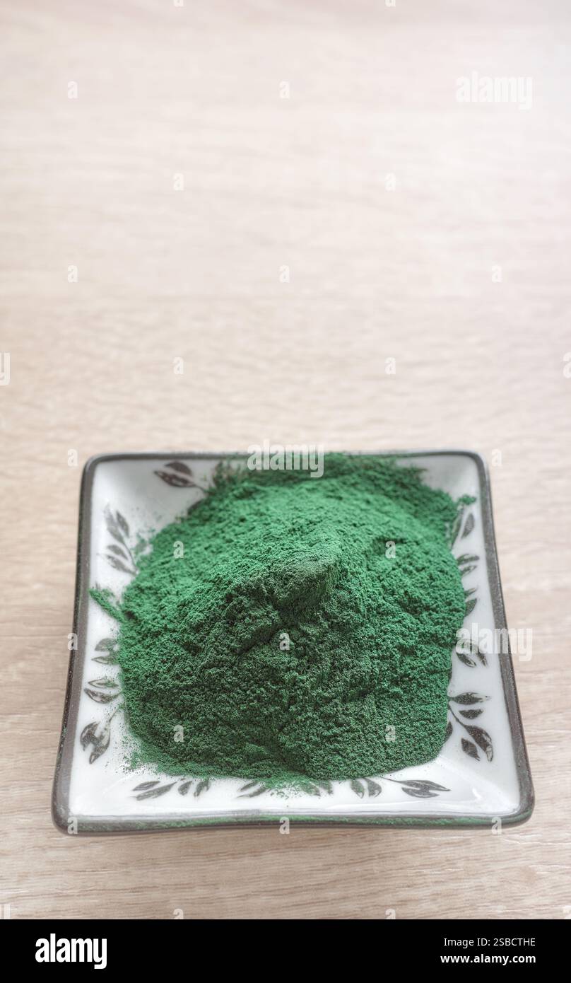 Gros plan photo de spiruline en poudre, mise au point sélective. Banque D'Images
