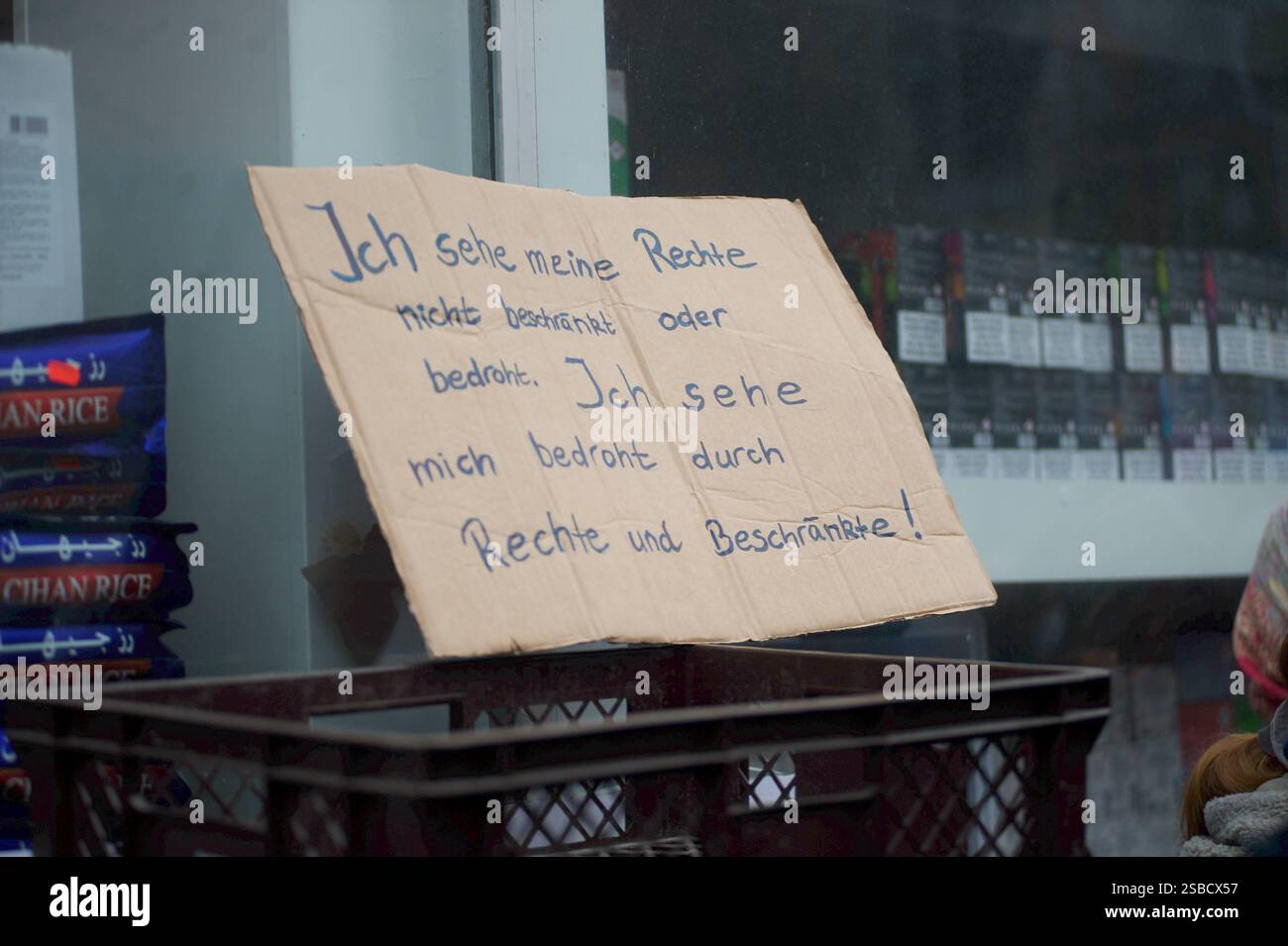 Flensburg, Schleswig-Holstein am 02.02.2025 riefen in Flensburg 18 Parteien, Institutionen und Vereine zu einer démonstration unter dem motto Schulterschluss für Demokratie auf. ETWA 5,000 Menschen folgten dem Aufruf erwartet wurden von den Veranstaltern 2,500.Tranpsarent mit Aufschrift ich sehe meine Rechte nicht beschränkt oder mich Bedroht durch Rechte und Beschränkte. Aufnahme vom 02.02.2025, Flensburg, Innenstadt. *** Flensburg, Schleswig Holstein le 02 02 2025, 18 partis, institutions et associations ont appelé à une manifestation à Flensburg sous la devise épaule à épaule pour le democ Banque D'Images