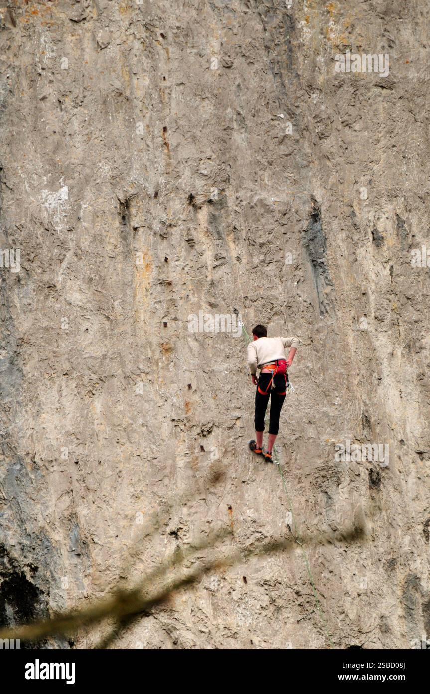 Alpiniste face à une falaise Banque D'Images