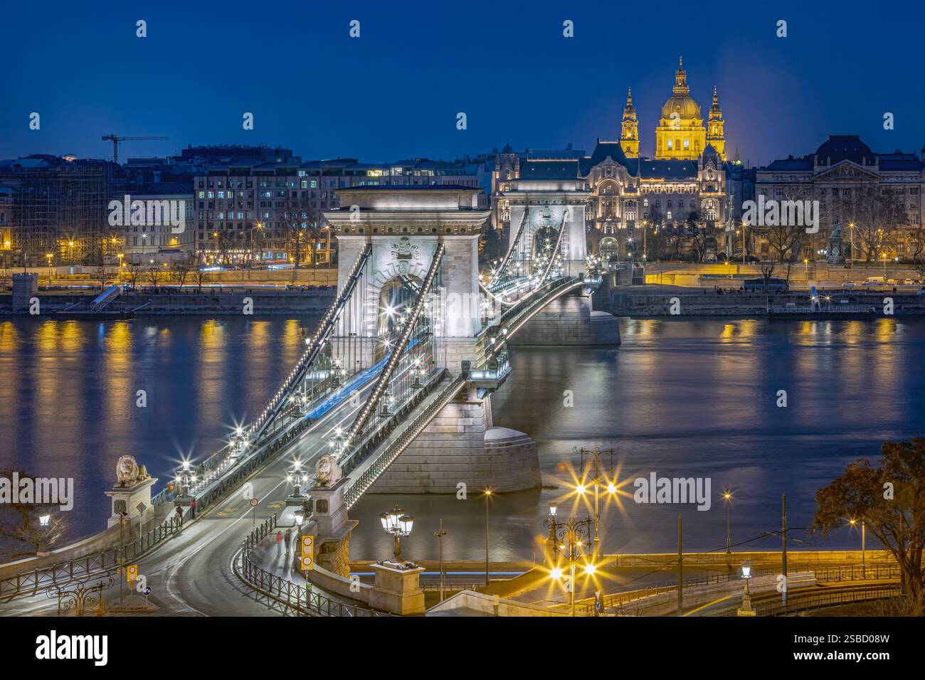 La ville de Budapest illuminée par le trafic du pont des chaînes. Photo prise le 25 janvier 2025 à Budapest, Hongrie. Banque D'Images