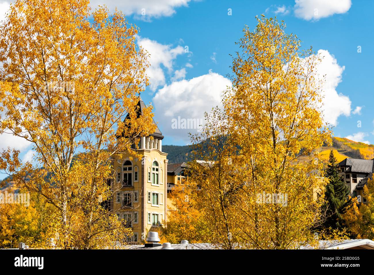 Village de station de ski de Vail Colorado en automne doré saison d'automne avec l'architecture de construction de tour le jour ensoleillé Banque D'Images