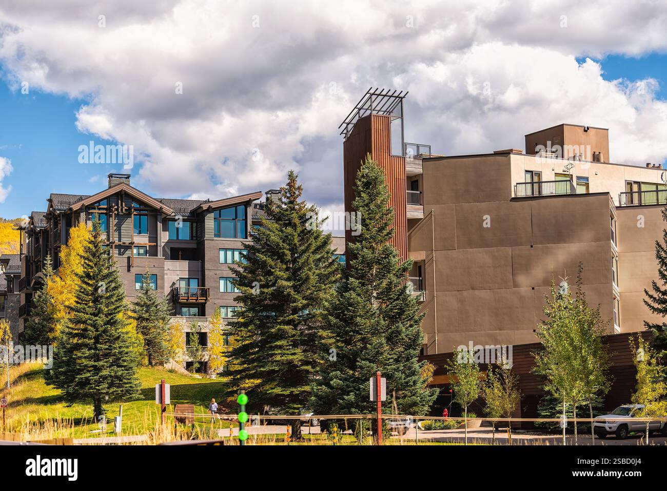 Vail Colorado Street Road en automne avec feuillage coloré de peuplier tremble par chalet suisse condo Lodge Banque D'Images