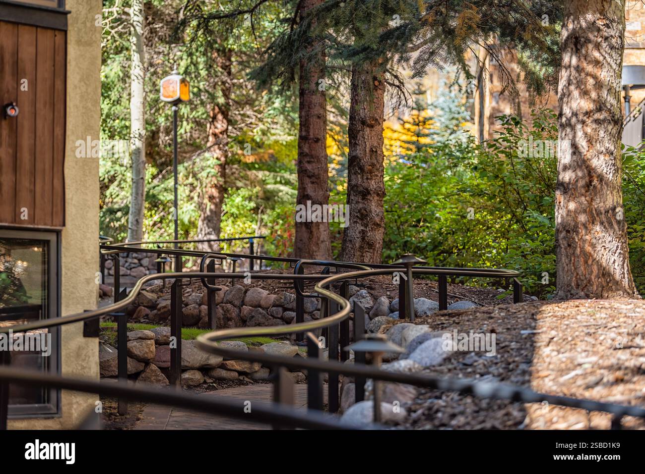 Vail Colorado Backyard Garden Footpath handicap rampe de rampe de fauteuil roulant de bâtiment de maison résidentielle dans le chalet suisse en bois à l'automne Banque D'Images
