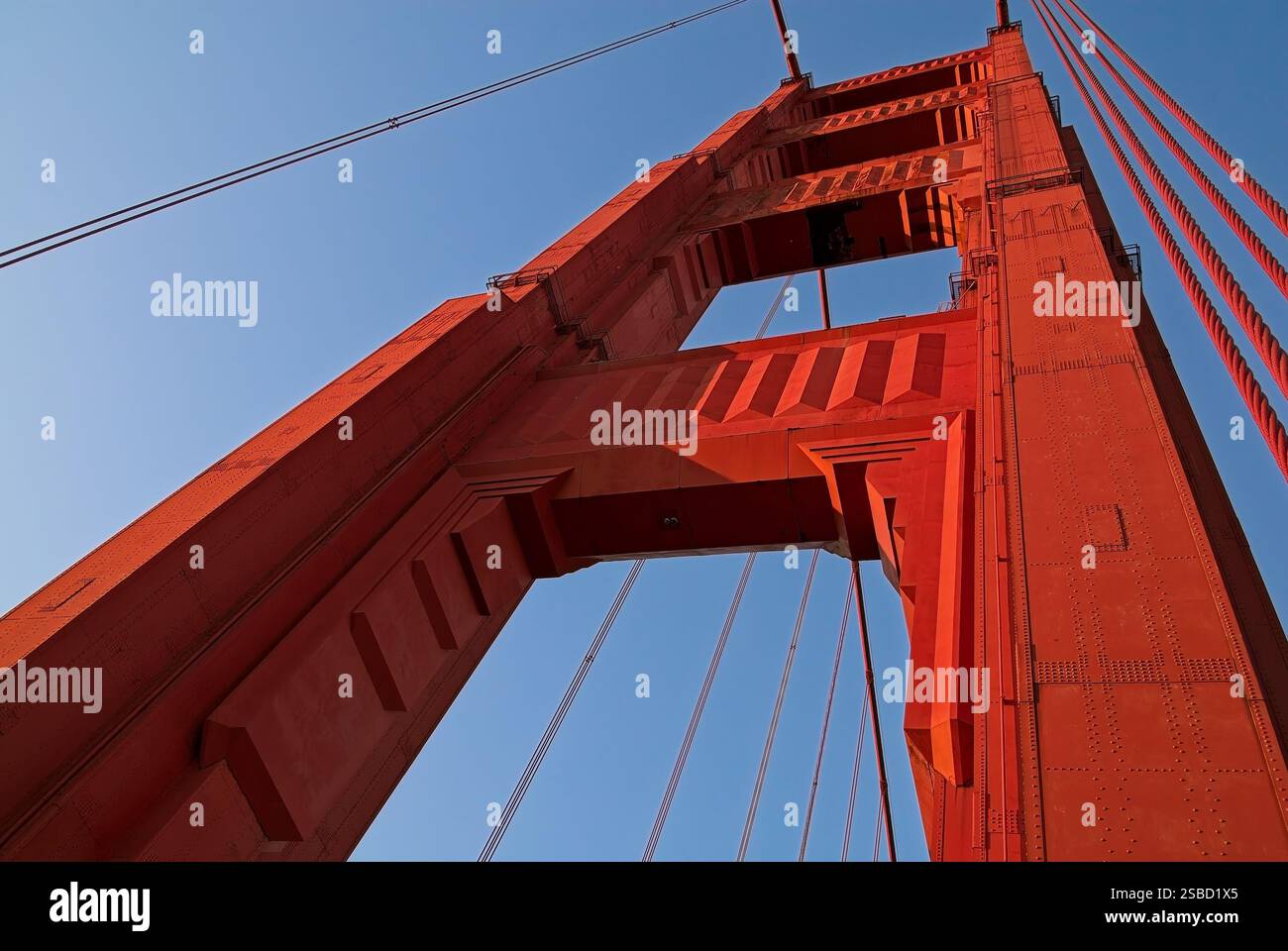 En regardant la tour du Golden Gate Bridge, vous apercevrez le ciel bleu Banque D'Images