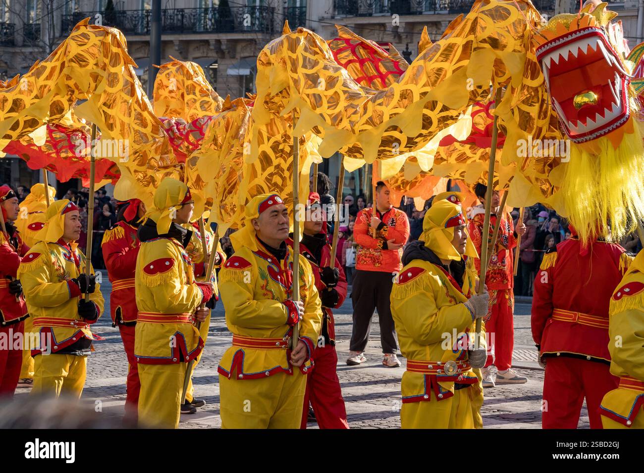 La danse vibrante du dragon marque la célébration du nouvel an lunaire à Paris Banque D'Images
