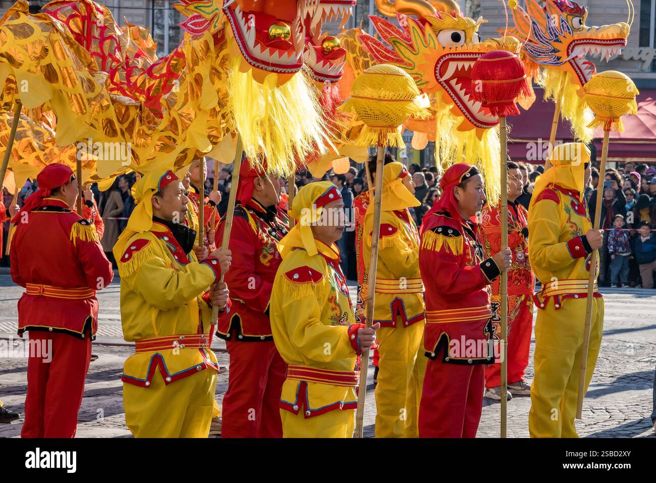 Parade de célébration lunaire sur les champs-Élysées présentant des danseurs dragon dynamiques Banque D'Images