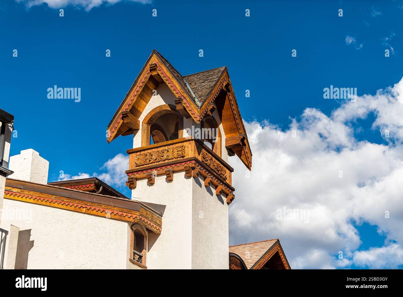 Vail, Colorado station de ski village avec ciel bleu et tour des bâtiments d'hôtel Lodge dans l'architecture suisse Banque D'Images