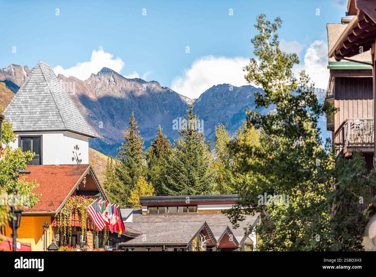 Vail, Colorado station de ski avec paysage urbain de bâtiments hôteliers à l'architecture suisse et sommet de montagne en automne saison d'automne Banque D'Images