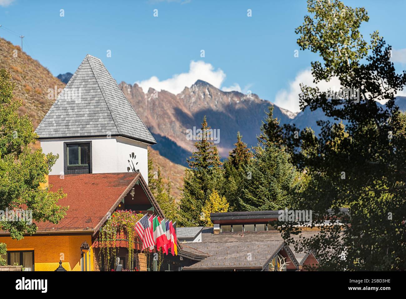 Vail, Colorado station de ski village avec paysage urbain de bâtiments d'hôtel Lodge à l'architecture suisse et sommet de montagne en automne saison d'automne Banque D'Images