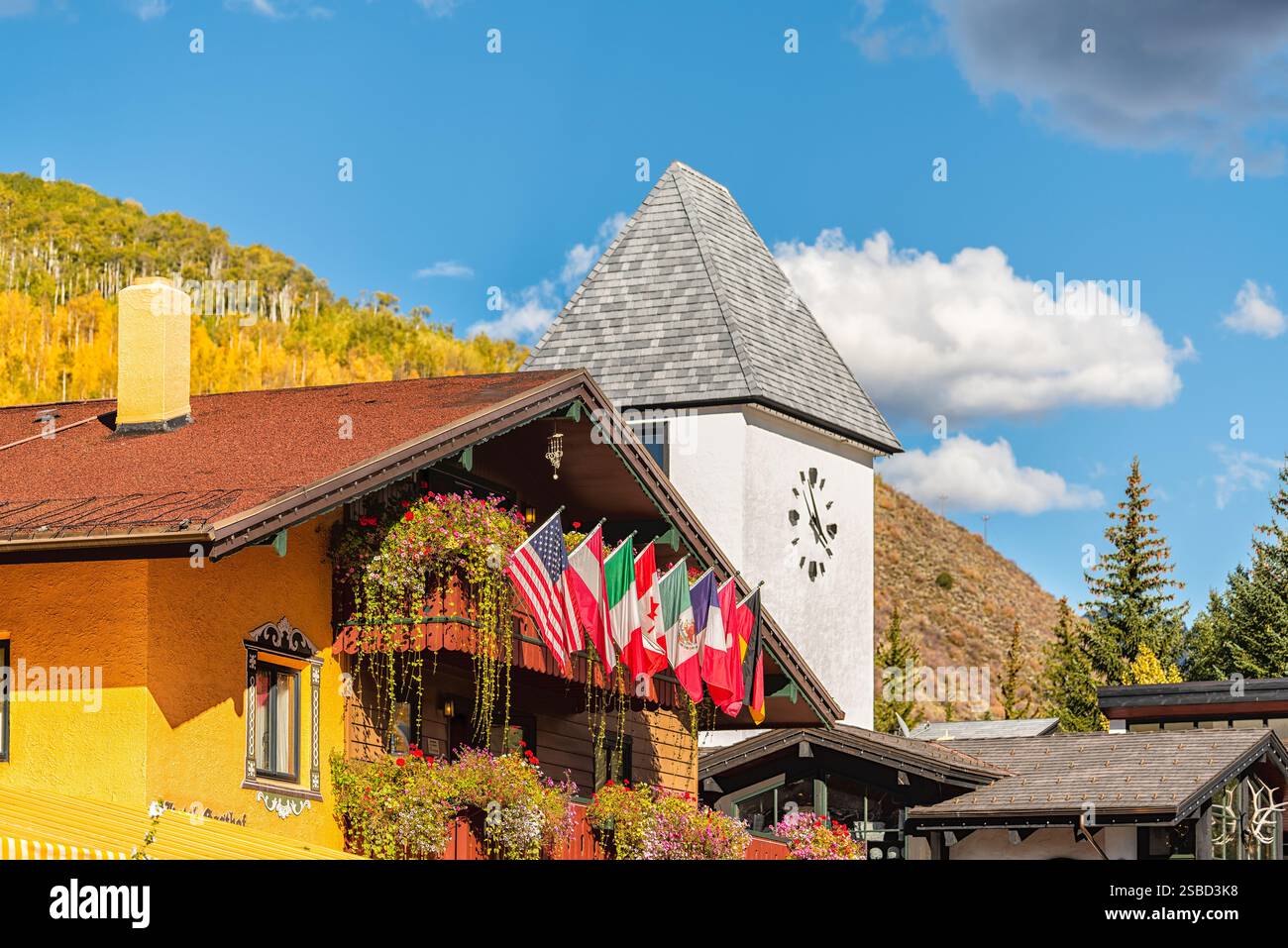 Vail, Colorado station de ski ville paysage urbain et drapeaux de pavillon de bâtiment d'hôtel dans l'architecture suisse à l'automne saison d'automne Banque D'Images