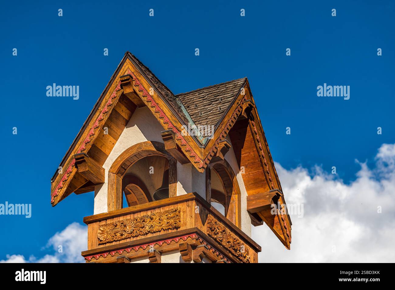 Vail, Colorado station de ski village avec ciel bleu et tour gros plan des bâtiments d'hôtel Lodge dans l'architecture suisse Banque D'Images