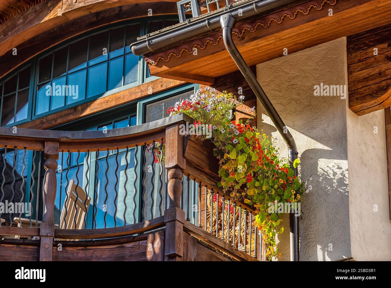 Vail, Colorado, hôtel de la station de ski du bâtiment extérieur du balcon dans l'architecture suisse gros plan de fleurs calibrachoa Banque D'Images