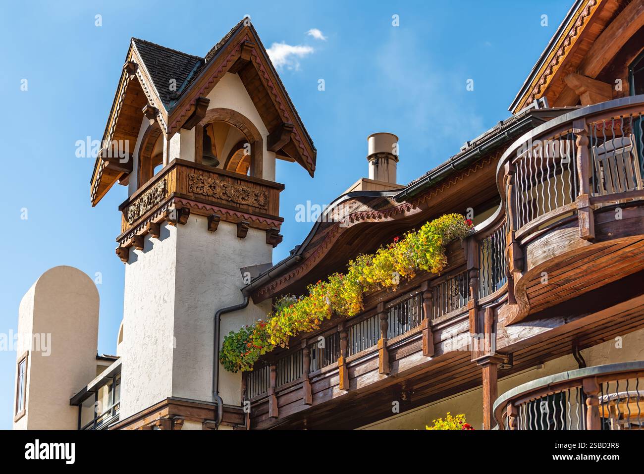 Vail, Colorado station de ski village avec ciel bleu et tour en bois des bâtiments d'hôtel Lodge dans l'architecture suisse Banque D'Images