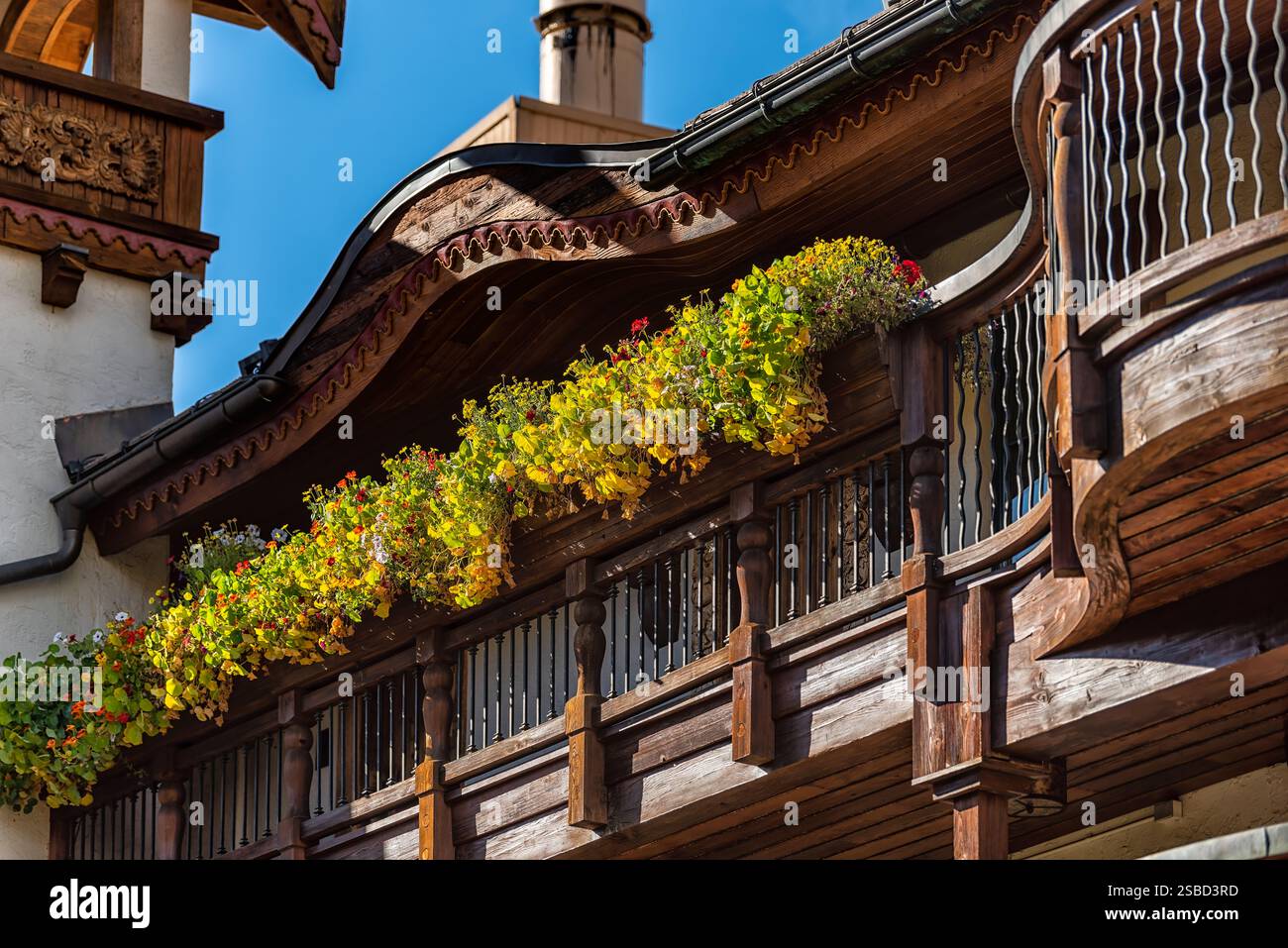 Vail, Colorado station de ski village avec tour en bois des bâtiments d'hôtel Lodge dans l'architecture suisse bavaroise Banque D'Images