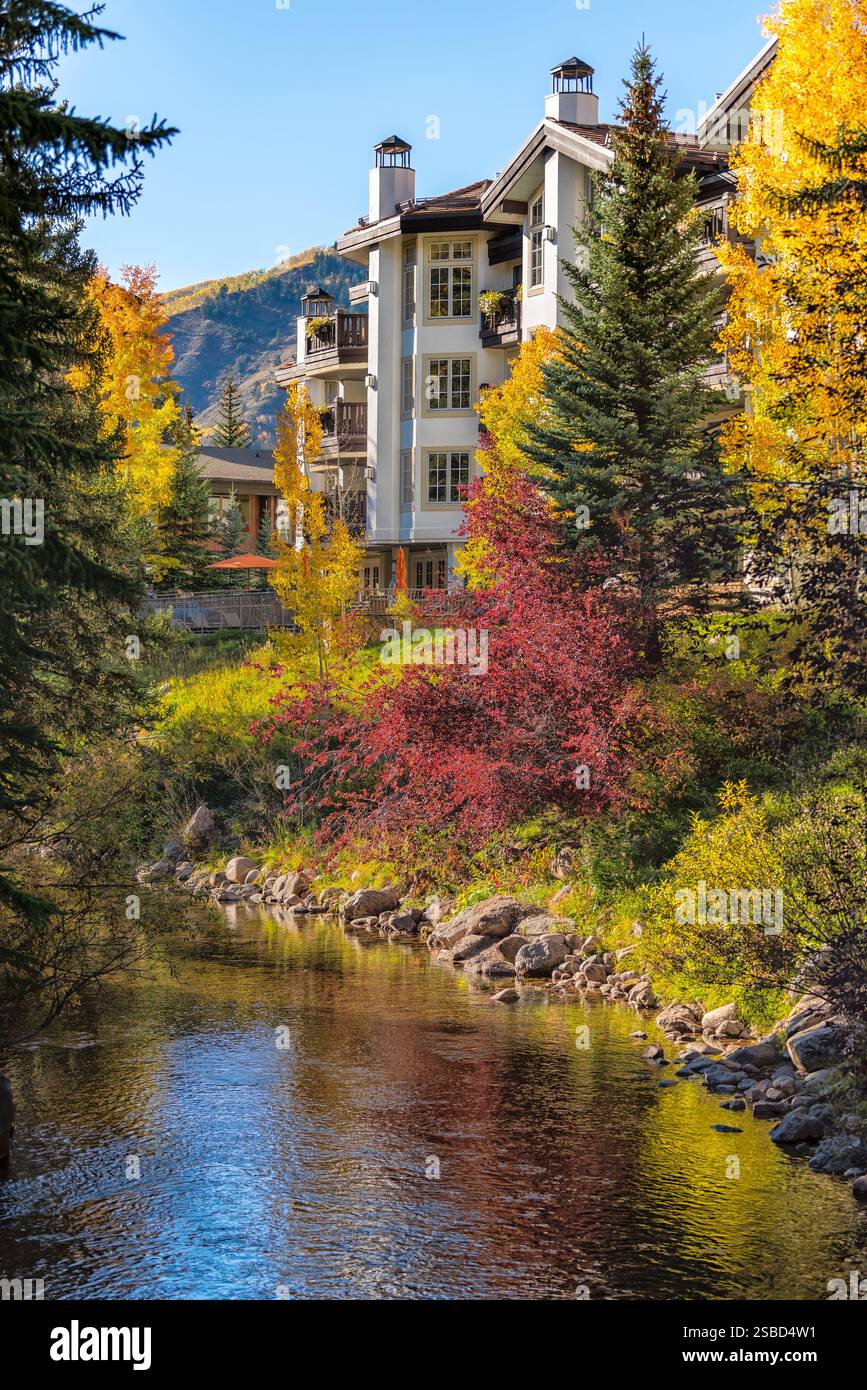 Vail, Colorado station de ski ville paysage urbain reflet de l'hôtel Lodge architecture suisse en automne saison automne multicolore Aspens dorés Banque D'Images