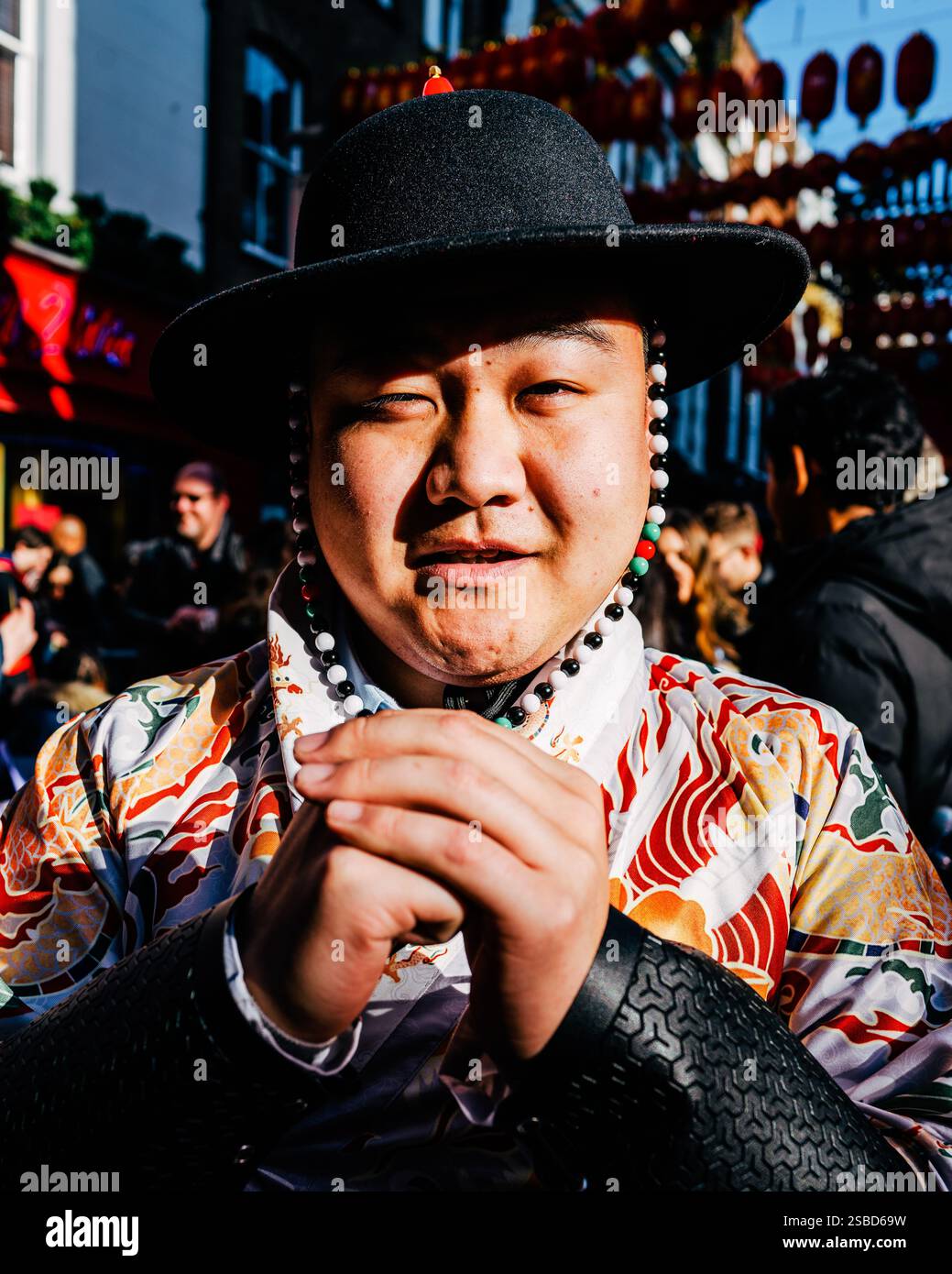 Homme portant une tenue traditionnelle célébrée lors des célébrations du nouvel an chinois à Londres Banque D'Images