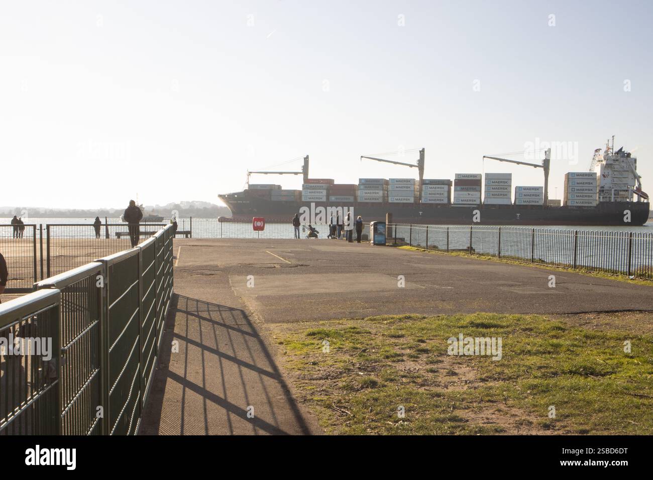 Mayflower Park vue sur River test, navire porte-conteneurs Maersk Banque D'Images