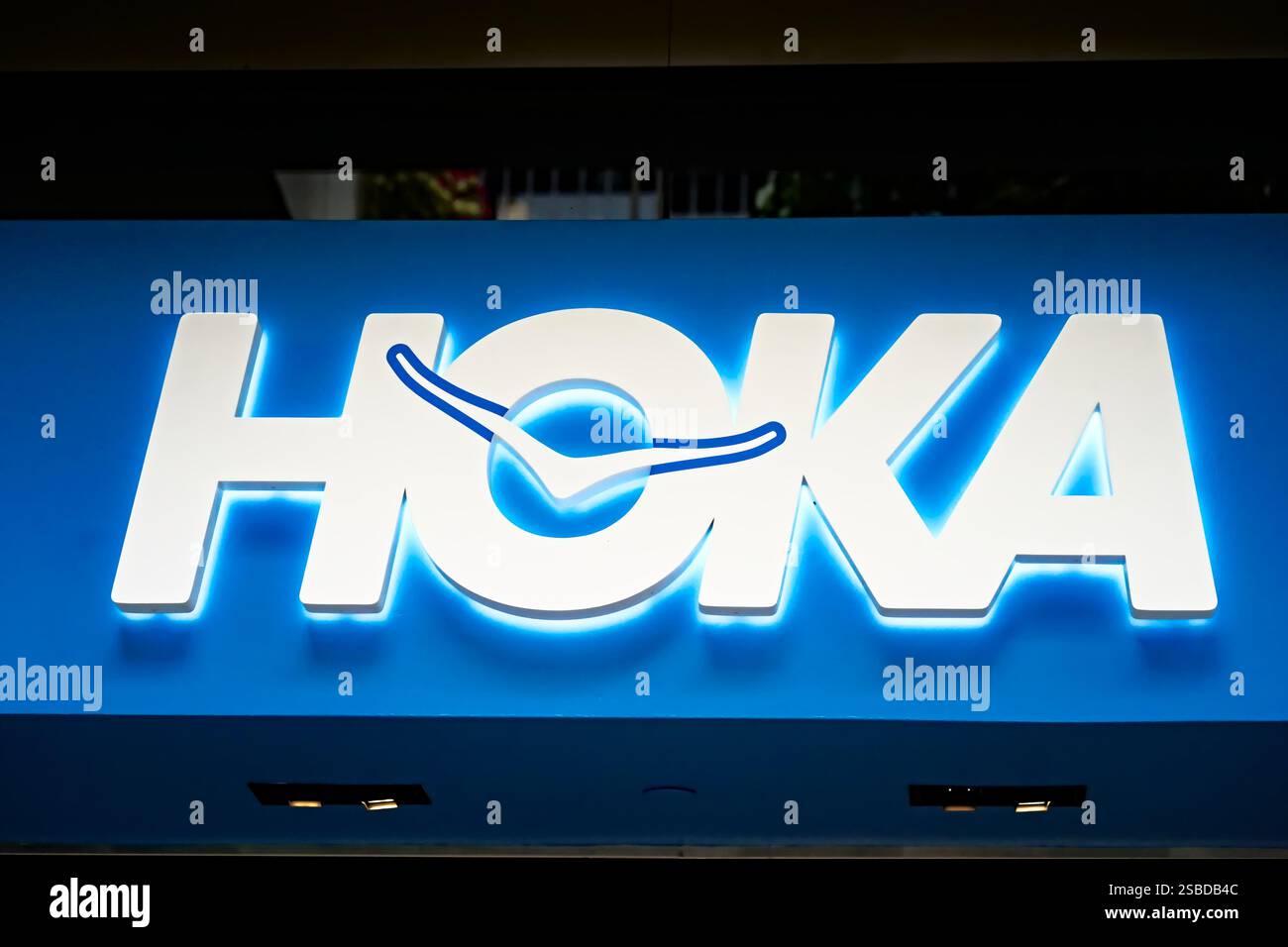 Honolulu, HI - Jan. 22, 2025 : Deckers Brands Hoka One One, populaire marque de logo d'entreprise de chaussures de sneaker au magasin de centre commercial de détail. Banque D'Images