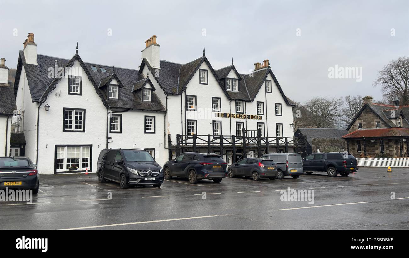 Kenmore Hôtel dans le centre du village. Highlands écossais. Petite ville en Écosse. Célèbre vieille auberge et maison d'hôtes. Robert Burns - Image de stock capturée avec un smartphone
