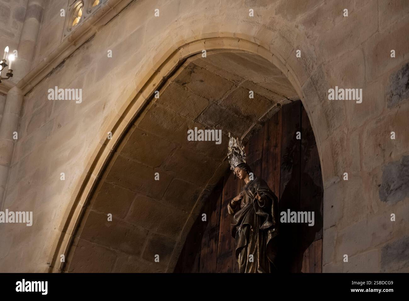 Détail intérieur de la basilique Cathédrale Saint-Jacques à Bilbao, pays Basque, Espagne. L'église emblématique se trouve le long de la route Camino del Norte o Banque D'Images