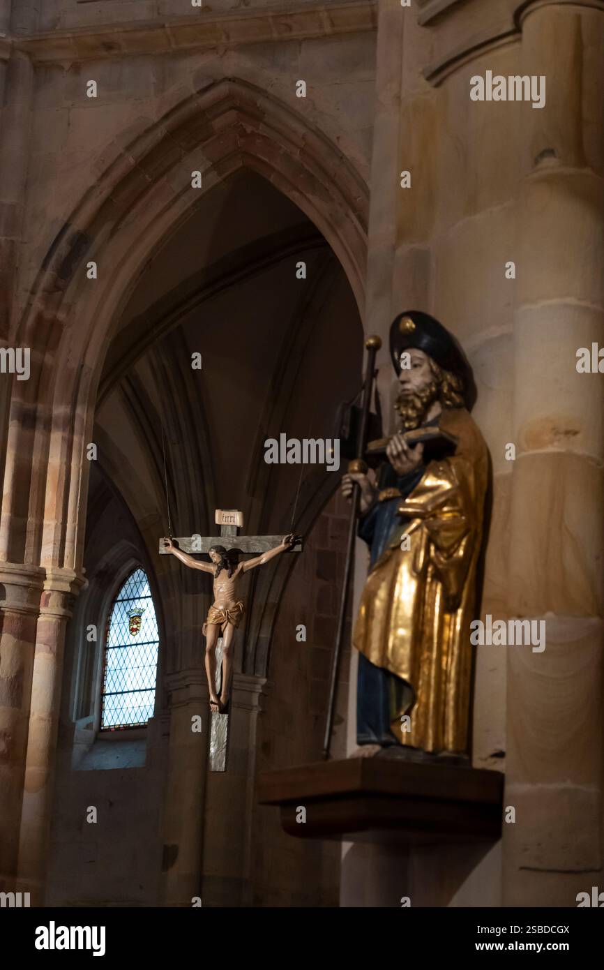 Un crucifix le long d'une statue de Santiago Peregrino (Saint Jacques) à la basilique Cathédrale Saint Jacques à Bilbao, pays Basque, Espagne. Le repère Banque D'Images
