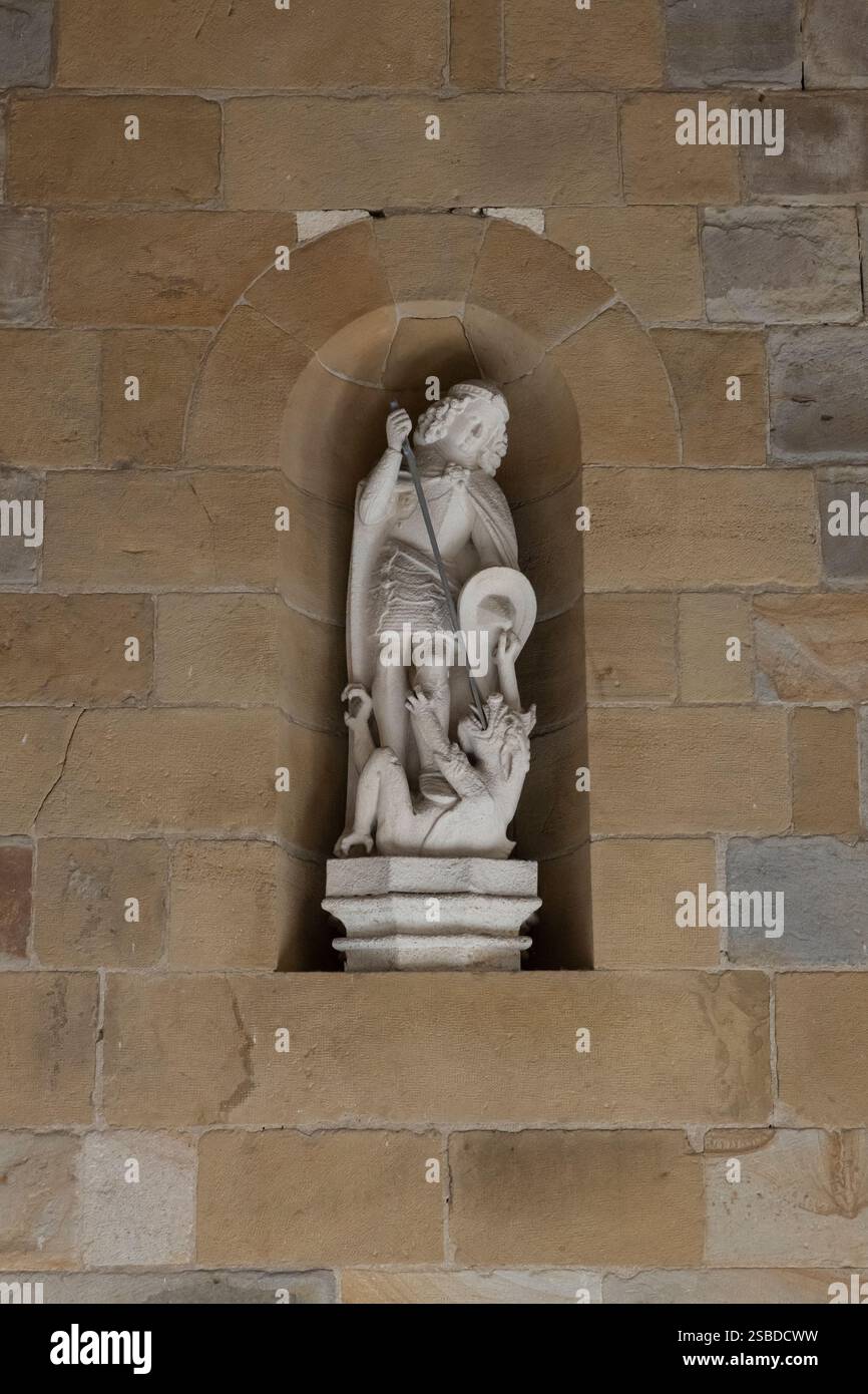 Une statue de Saint Georges et du Dragon exposée dans le cloître de la basilique Cathédrale Saint Jacques à Bilbao, pays Basque, Espagne. La terre Banque D'Images