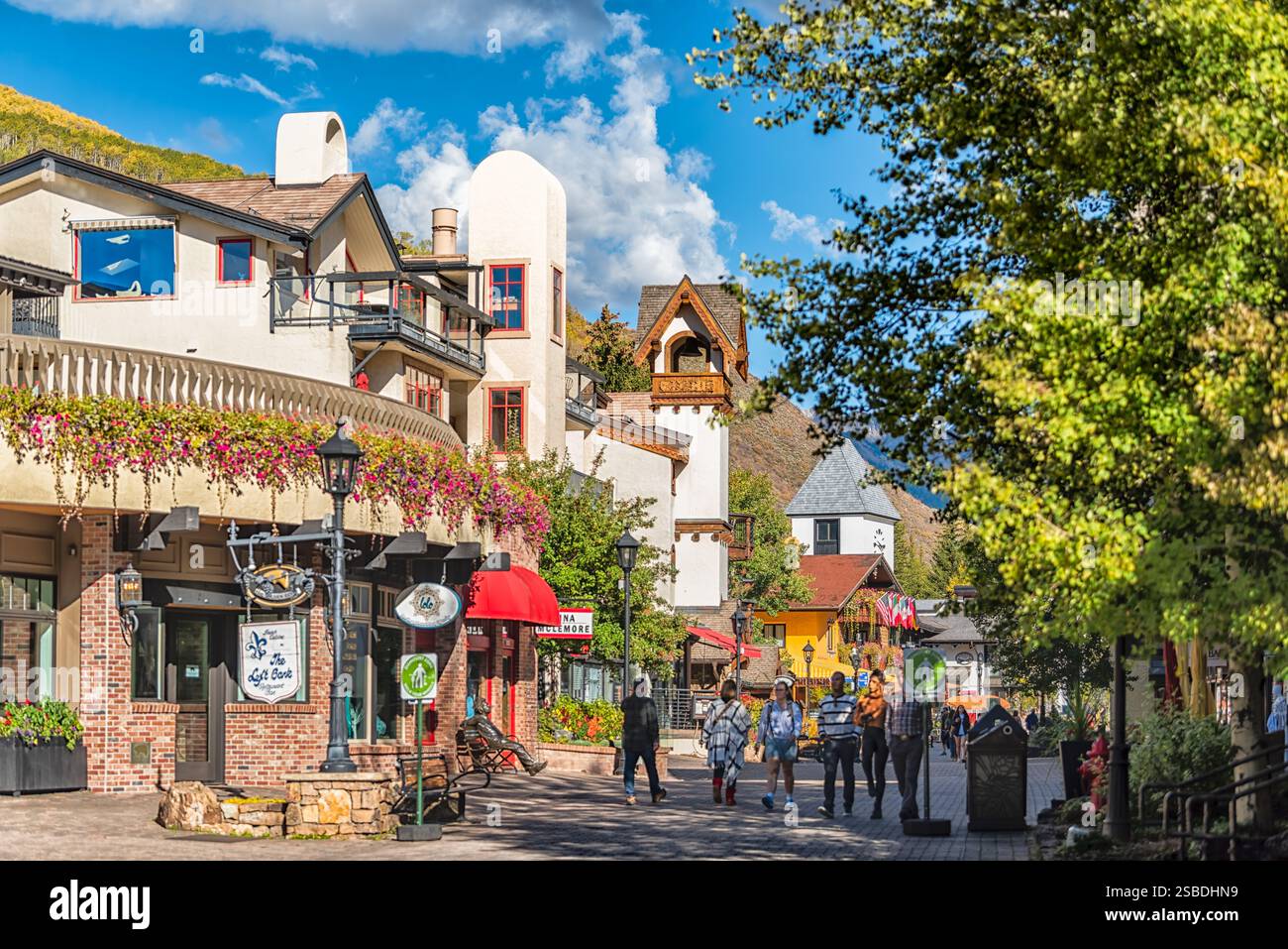 Vail, États-Unis - 6 octobre 2022 : station de ski du Colorado avec des gens par bâtiment d'hôtel Lodge en bois dans l'architecture suisse en automne saison d'automne Banque D'Images