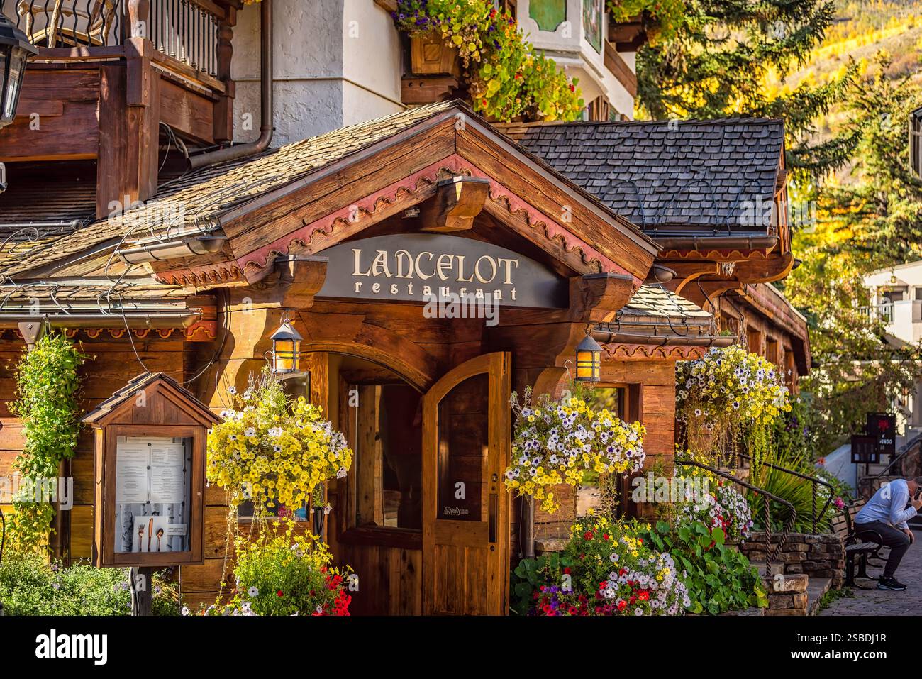 Vail, États-Unis - 6 octobre 2022 : ville de villégiature de style suisse dans le Colorado avec enseigne du restaurant Lancelot sur la route de Gore Creek et fleurs Banque D'Images