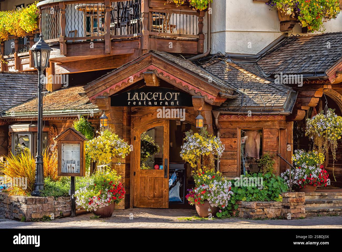 Vail, États-Unis - 6 octobre 2022 : ville balnéaire suisse de style bavarois dans le Colorado avec enseigne du restaurant Lancelot sur la route de Gore Creek et fleurs Banque D'Images