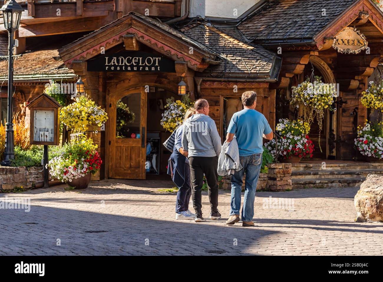 Vail, États-Unis - 6 octobre 2022 : ville de villégiature de style suisse dans le Colorado avec panneau de restaurant Lancelot sur Gore Creek Drive et les gens marchent Banque D'Images