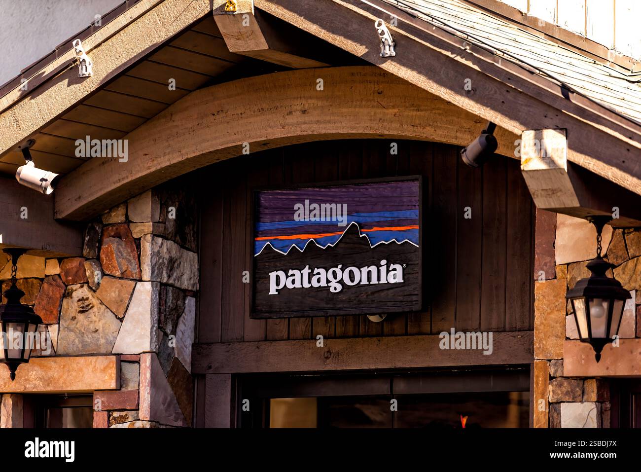 Vail, États-Unis - 6 octobre 2022 : village de station de ski de vacances dans le Colorado avec magasin de sport Patagonia sur le panneau de rue en gros plan Banque D'Images