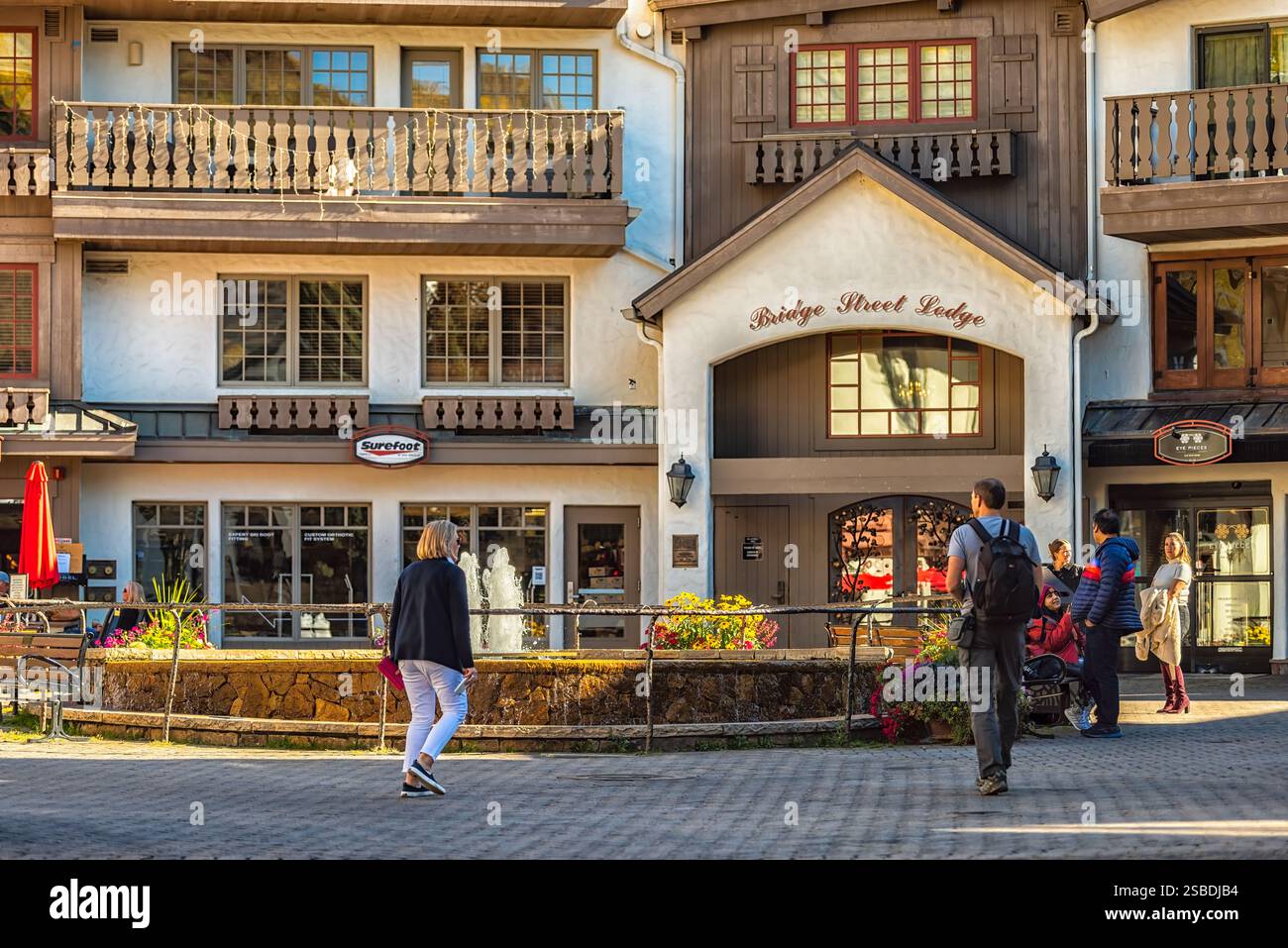 Vail, États-Unis - 6 octobre 2022 : vacances station de ski village Bridge Street à Vail Colorado avec fontaine d'eau à la place Banque D'Images