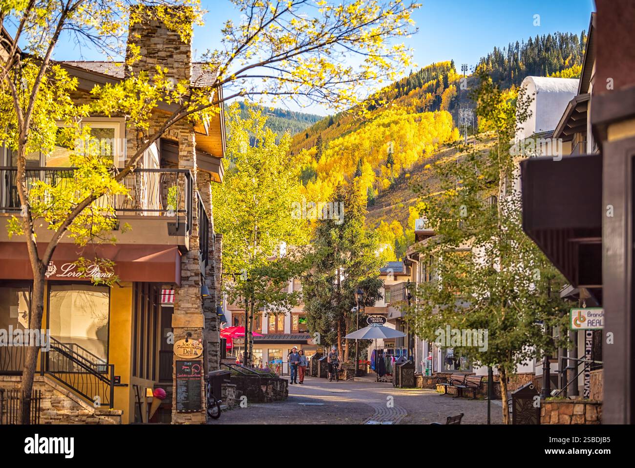 Vail, États-Unis - 6 octobre 2022 : station de ski de vacances village village rue Bridge dans le Colorado avec des panneaux pour magasin en automne saison d'automne Banque D'Images