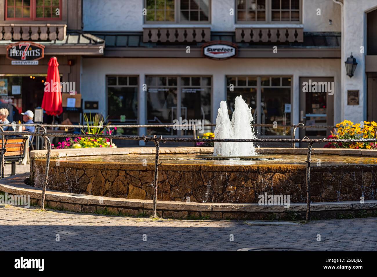 Vail, États-Unis - 6 octobre 2022 : station de ski de vacances Bridge Street dans la ville de Vail Colorado avec fontaine d'eau à la place et des fleurs Banque D'Images