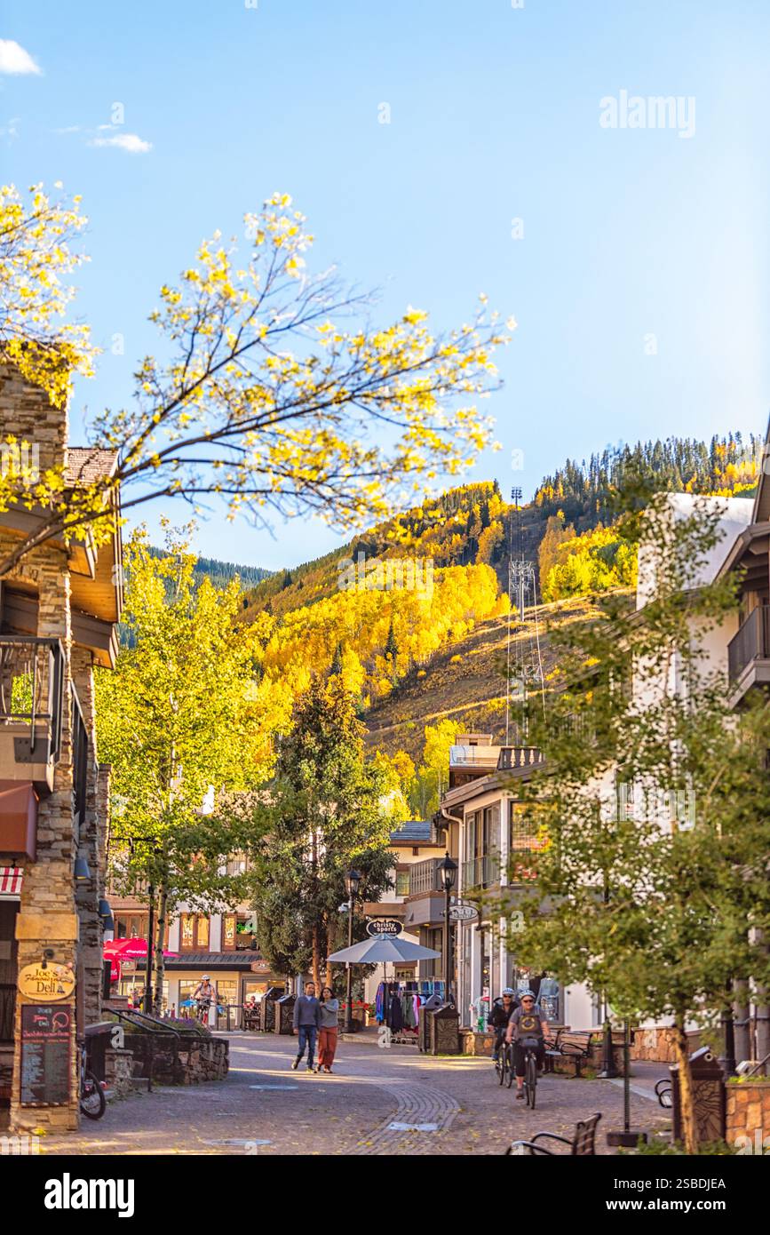 Vail, États-Unis - 6 octobre 2022 : vacances station de ski village Bridge Street à Vail Colorado avec des panneaux pour magasin en automne saison d'automne Banque D'Images