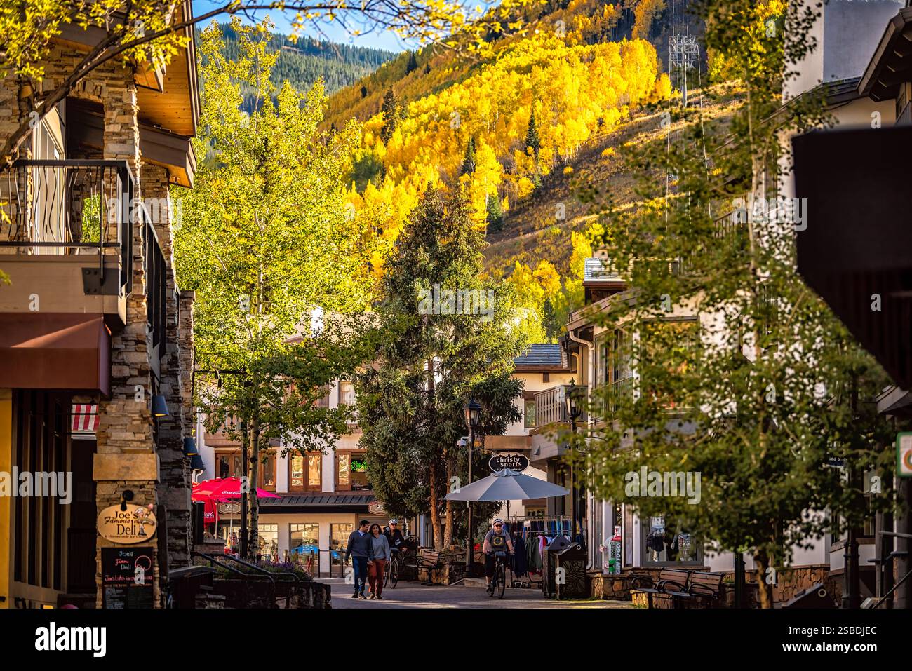 Vail, États-Unis - 6 octobre 2022 : station de ski vacances village Bridge Street dans le Colorado avec des panneaux pour magasin en automne saison d'automne Banque D'Images