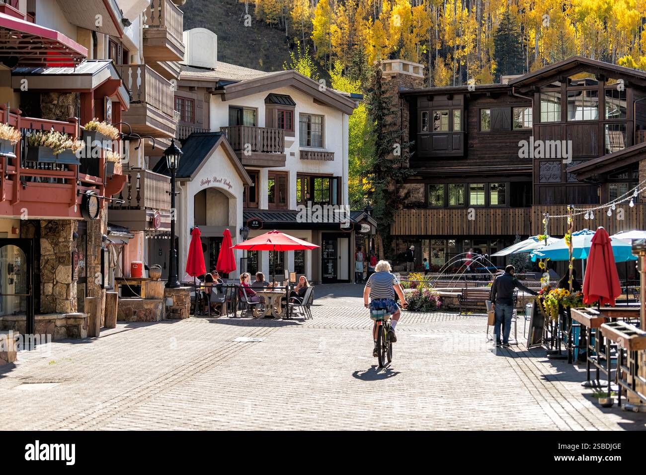 Vail, États-Unis - 6 octobre 2022 : vacances station de ski Bridge Street à Vail Colorado fontaine d'eau de la ville avec des gens par Lodge Banque D'Images