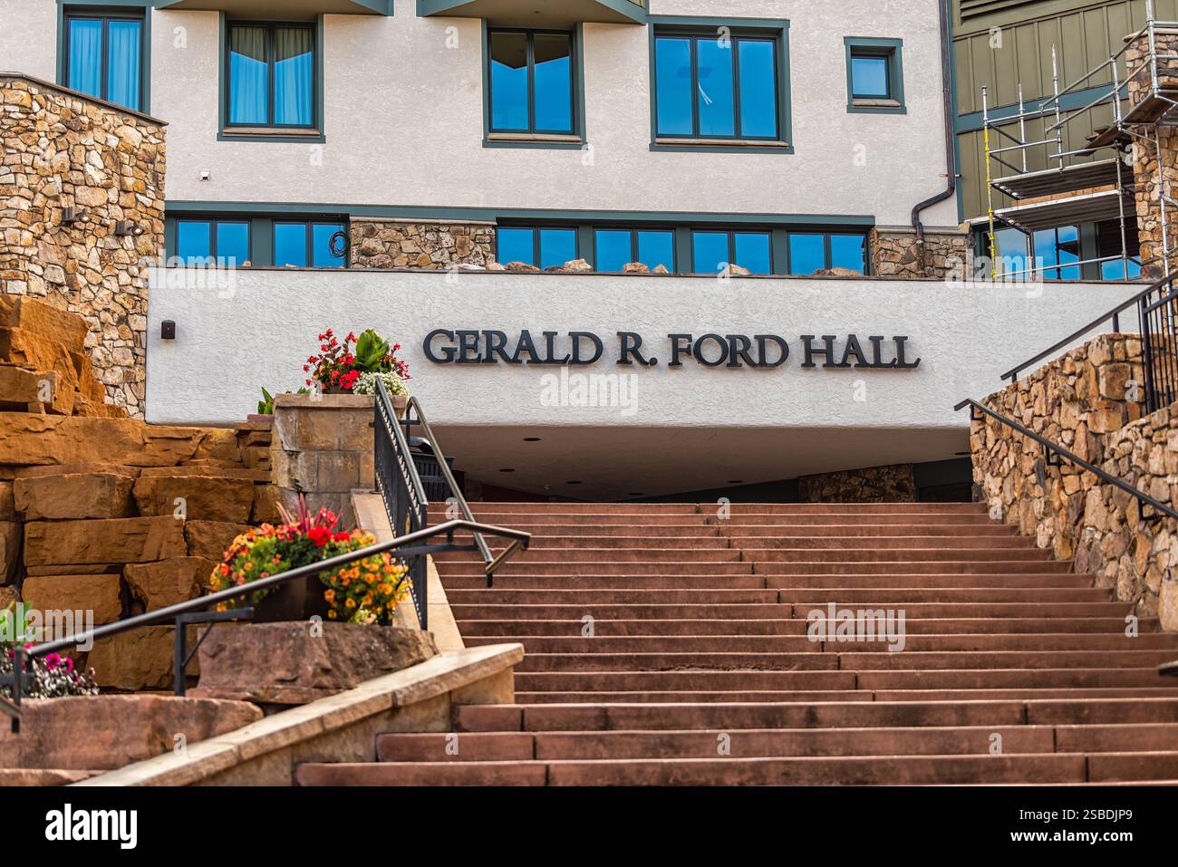 Beaver Creek, États-Unis - 8 octobre 2022 : station de ski du Colorado, Beaver Creek, avec une entrée indiquant Gerald R Ford Hall et des marches qui montent Banque D'Images