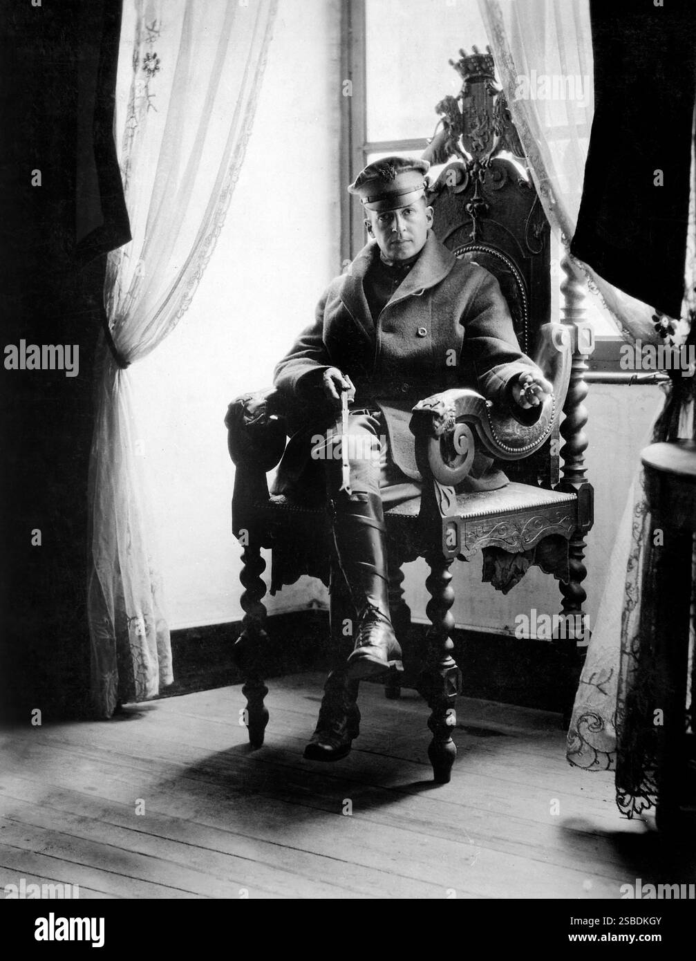 Le brigadier général américain Douglas MacArthur, assis dans la chaise originale du vieux seigneur du château, nettoyé après le départ des Allemands et restauré ce qu'il pouvait de la splendeur originale, Château Saint-Benoit, montagne, France, U.S. Army signal corps, 19 septembre 1918 Banque D'Images