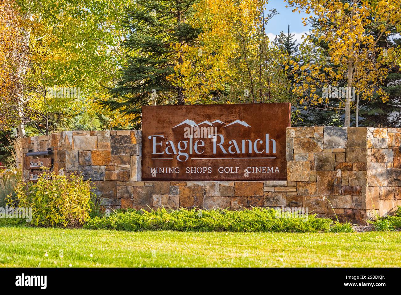Eagle, États-Unis - 11 octobre 2022 : Bienvenue à la ville de la communauté Eagle Ranch dans la vue de panneau de comté de l'autoroute dans les montagnes rocheuses saison d'automne et personne Banque D'Images