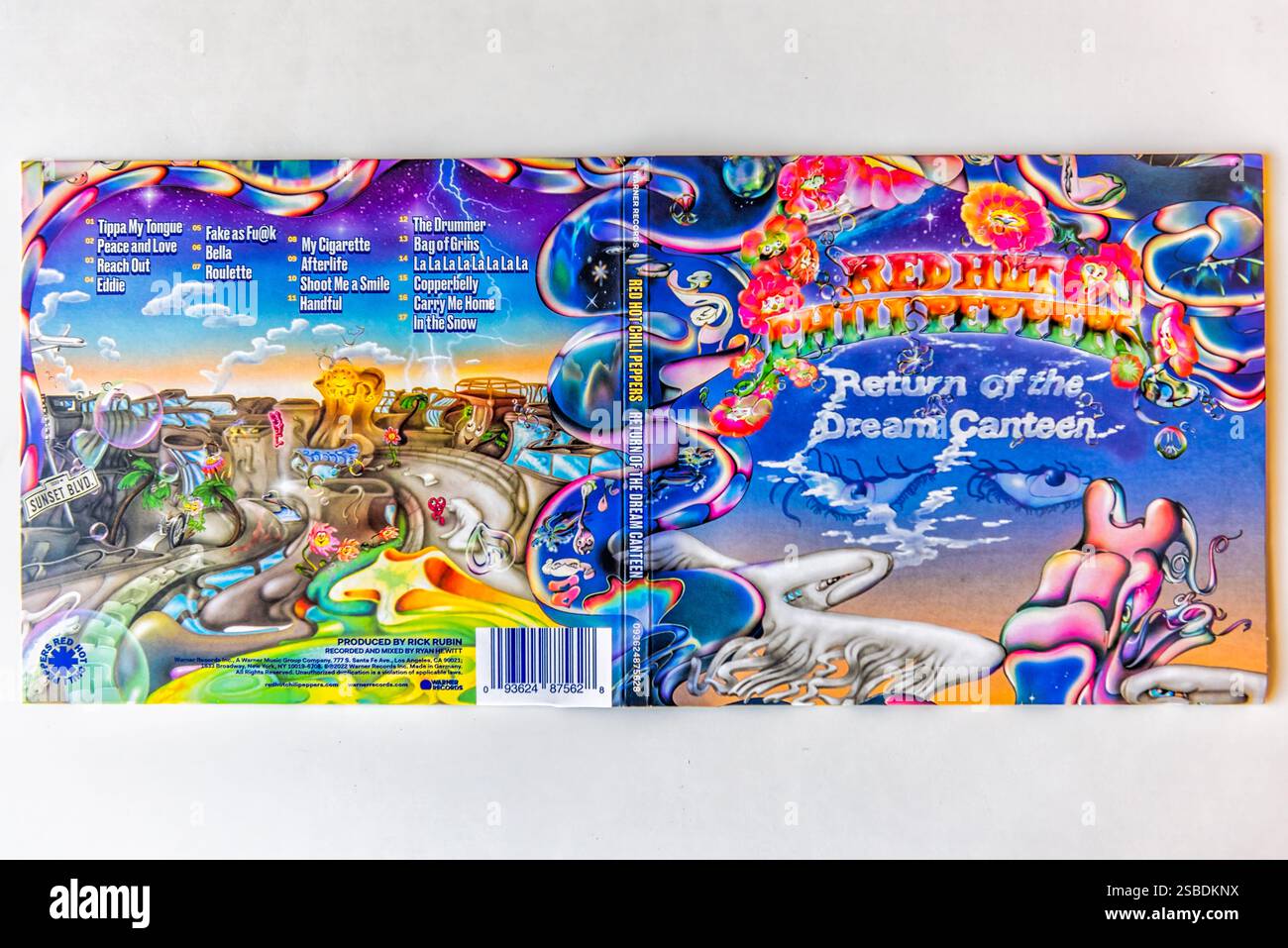 Avon, États-Unis - 31 octobre 2022 : ouverture à l'intérieur du nouvel album Red Hot Chili Peppers pour l'album pop rock intitulé Return of the Dream Canteen Banque D'Images