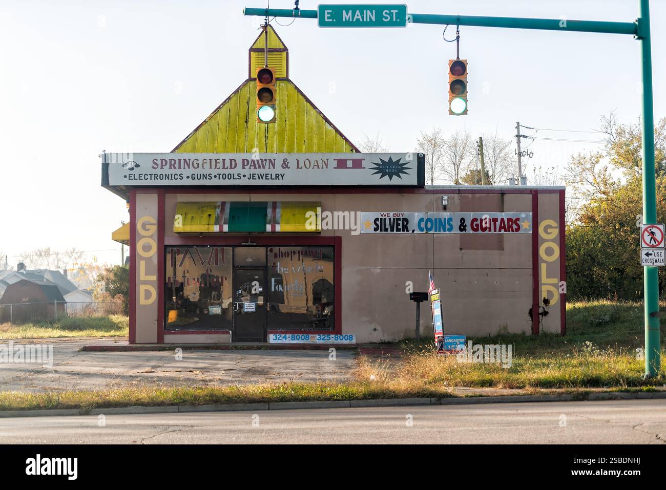 Springfield, États-Unis - 3 novembre 2022 : petite ville dans l'Ohio avec route de rue et panneau sur le bâtiment pour le prêteur sur gage Banque D'Images