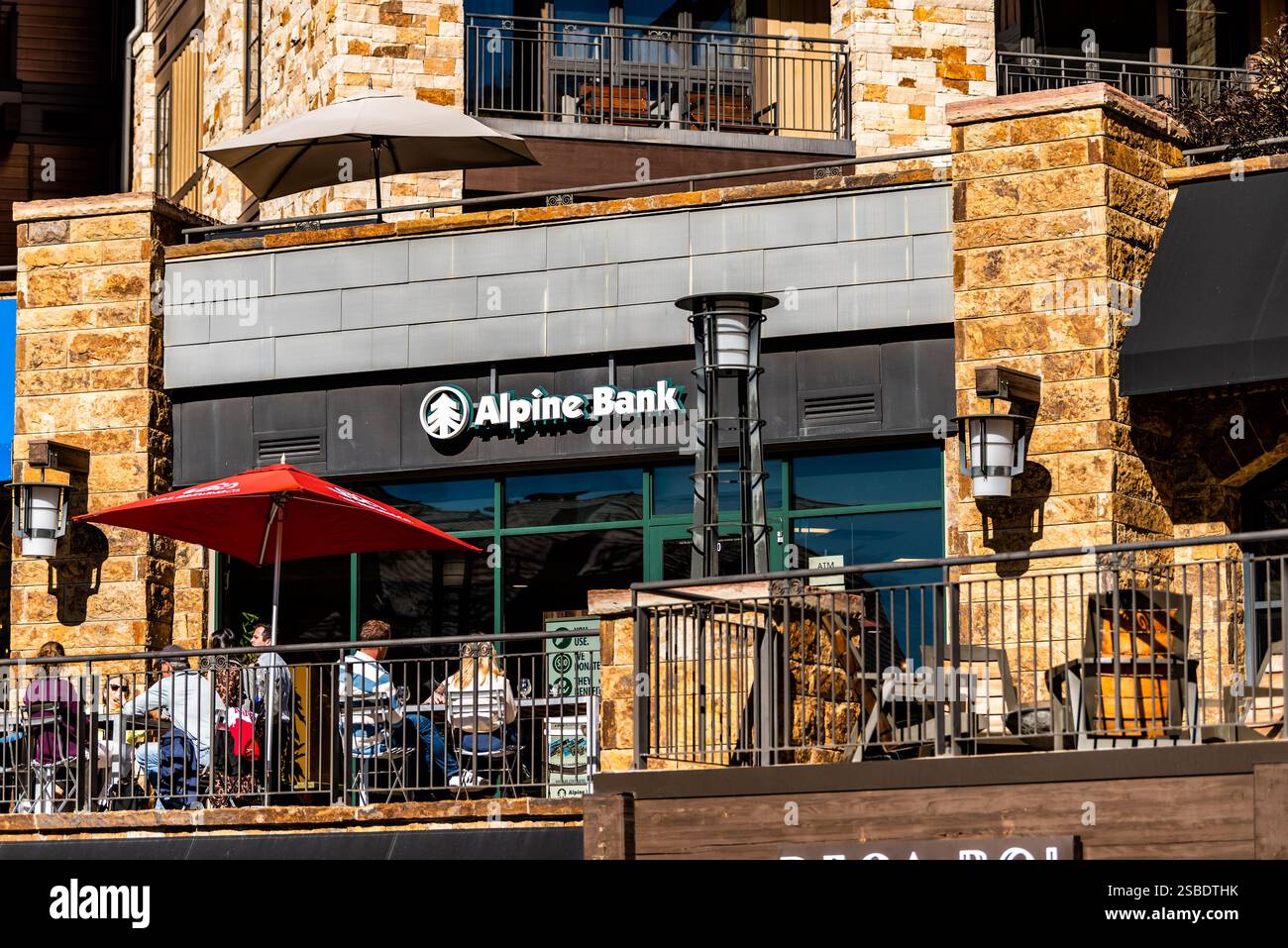 Vail, États-Unis - 6 octobre 2022 : Vail Colorado station de ski gens de la ville sur terrasse balcon café restaurant entreprise de brassage avec signe pour Alpine Bank Banque D'Images