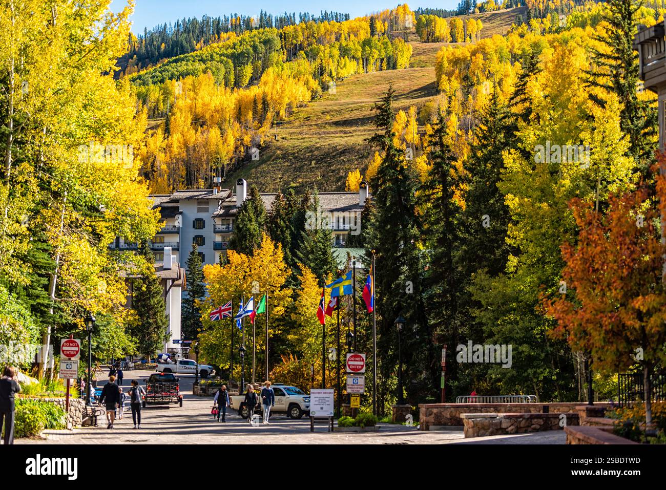 Vail, États-Unis - 6 octobre 2022 : Vail Colorado Pedestrian Mall avec des gens marchant dans la saison du feuillage d'automne avec des drapeaux Banque D'Images