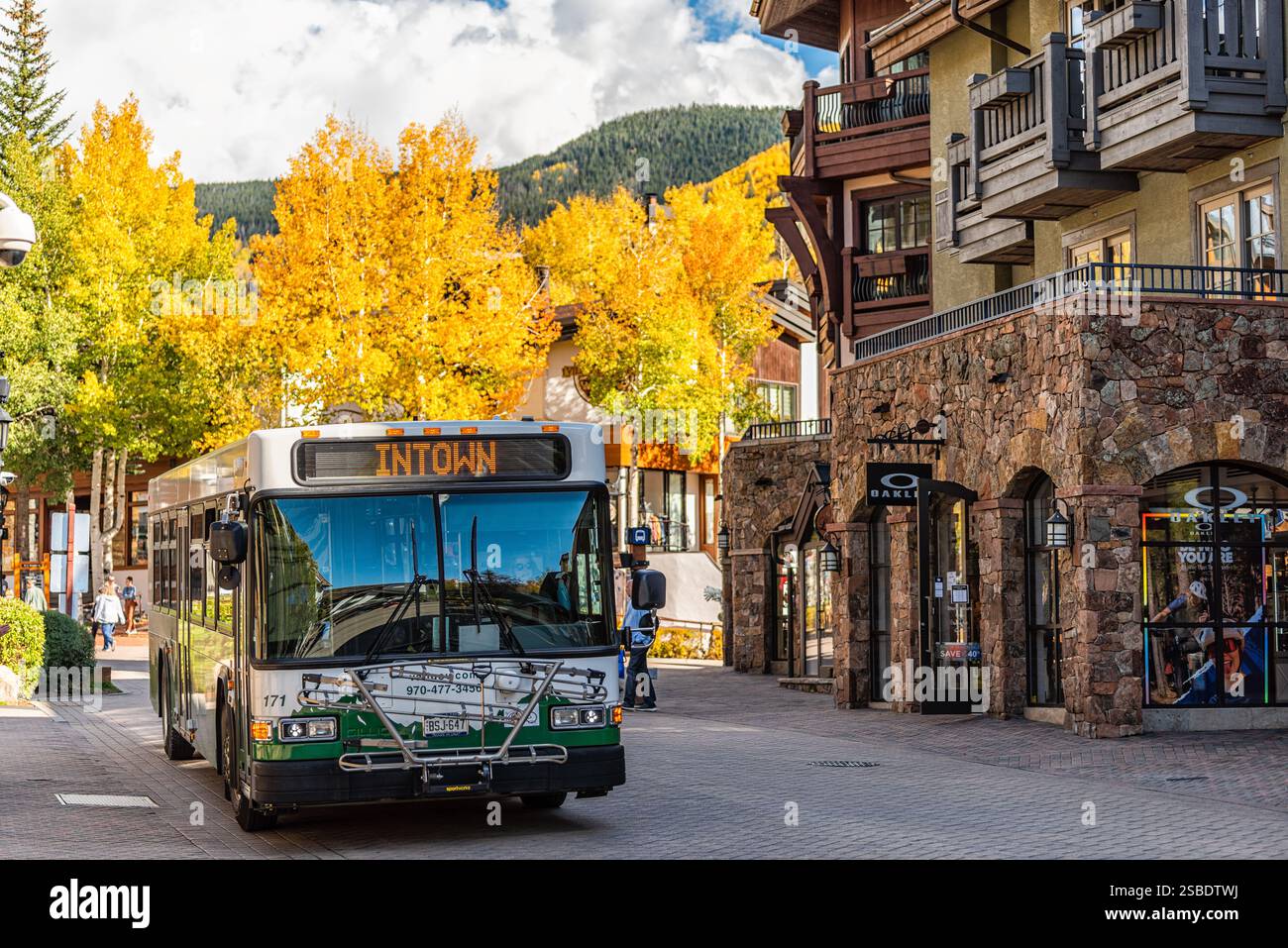 Vail, États-Unis - 6 octobre 2022 : Vail Colorado rue du centre-ville avec navette à cheval par magasins et magasins dans la station de ski Banque D'Images