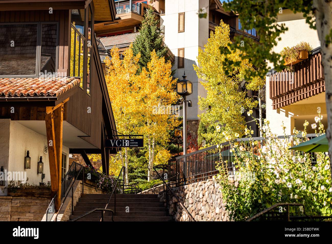 Vail, États-Unis - 6 octobre 2022 : Vail Custom Builders signe de bureau de courtier immobilier dans la station de ski du Colorado en saison de feuillage d'automne Banque D'Images