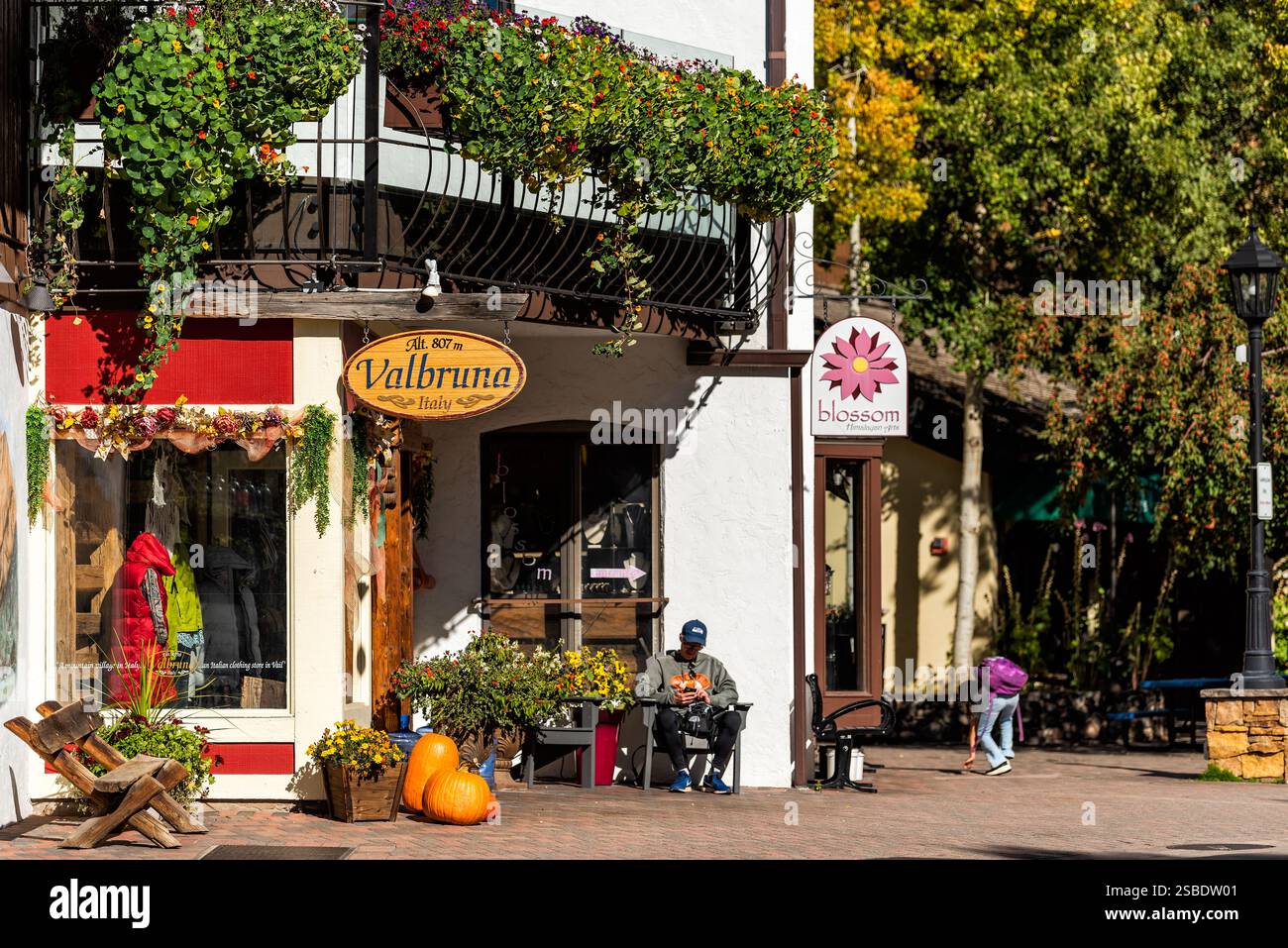 Vail, États-Unis - 6 octobre 2022 : Vail Colorado shopping plaza avec Valbruna Italie magasin magasin marché italien et les gens en automne saison d'automne Banque D'Images